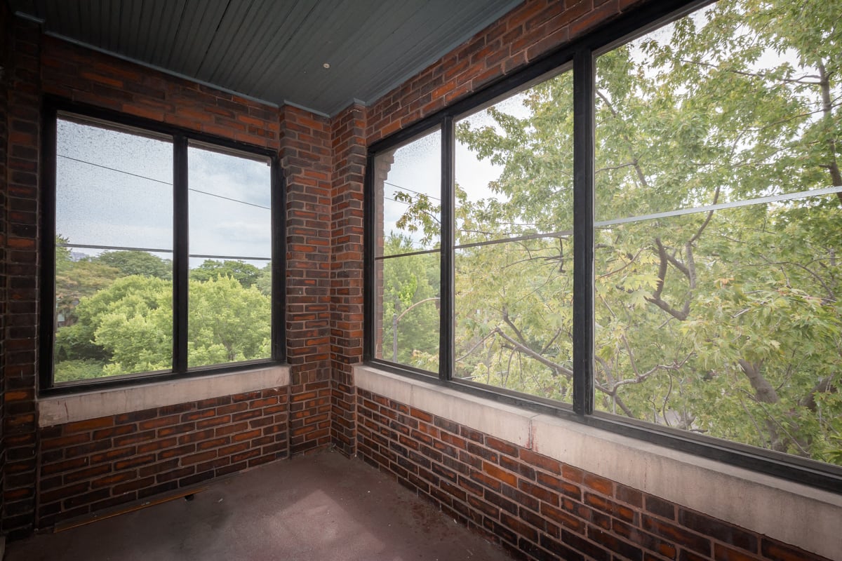 sunroom hyde park chicago apartment home rent screened in porch renovated brick